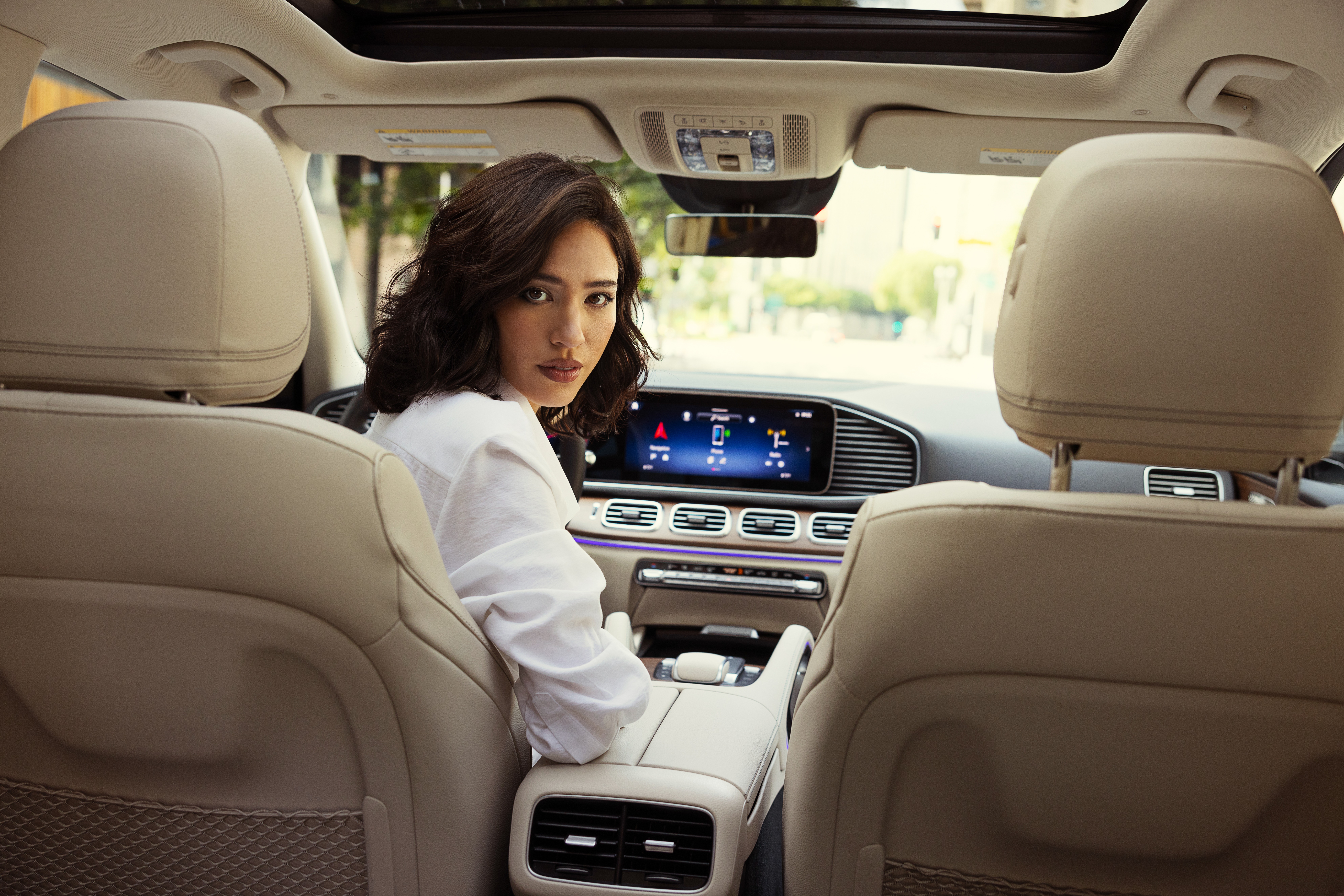 9932418 MBUSA Pass Car Pick Your Powertrain MY24 GLE With Talent Image 1 16X9 Original