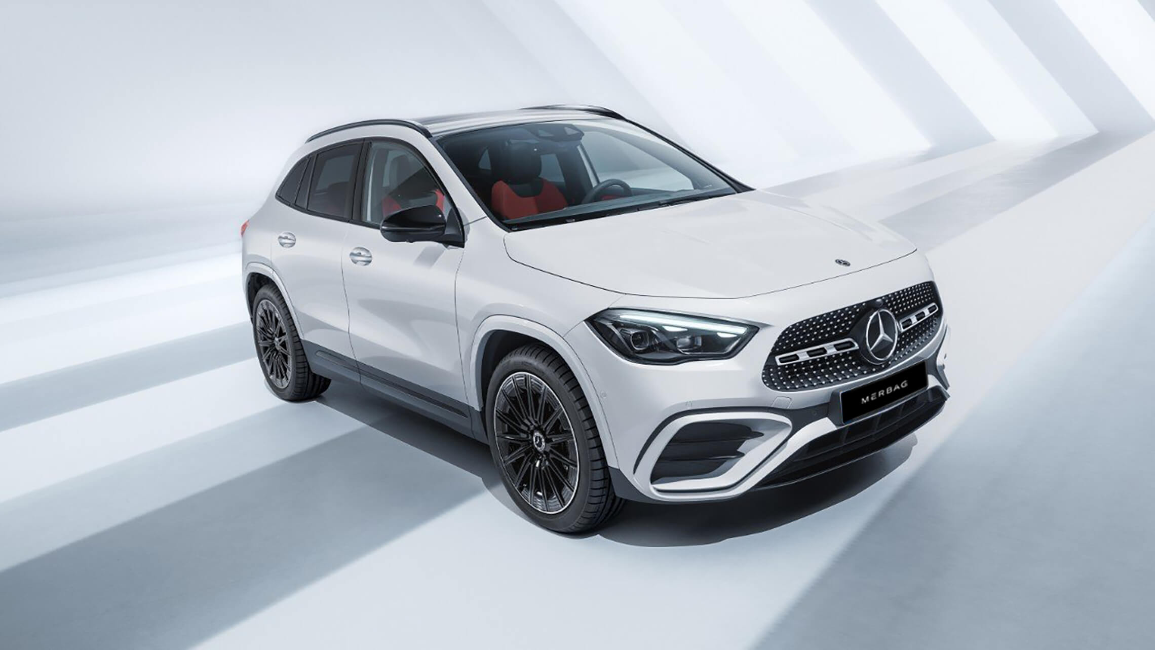 Mercedes-Benz GLA Polarweiß mit AMG Line und Nightpaket Frontansicht - Merbag