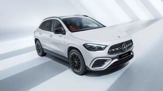 Mercedes-Benz GLA Polarweiß mit AMG Line und Nightpaket Frontansicht - Merbag Mercedes-Benz GLA Polarweiß mit AMG Line und Nightpaket Frontansicht - Merbag