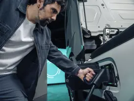 MBT Truckcharge People Charging (1) MBT Truckcharge People Charging (1)