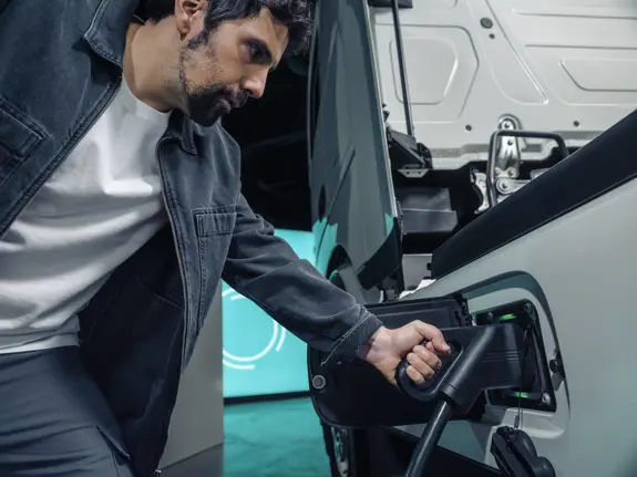 MBT Truckcharge People Charging (1) MBT Truckcharge People Charging (1)