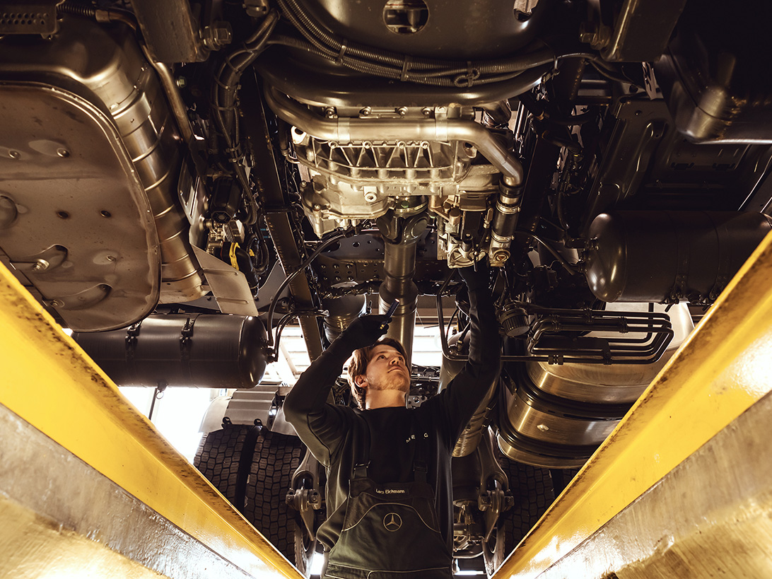 Automobil Mechatroniker Nutzfahrzeugejpg