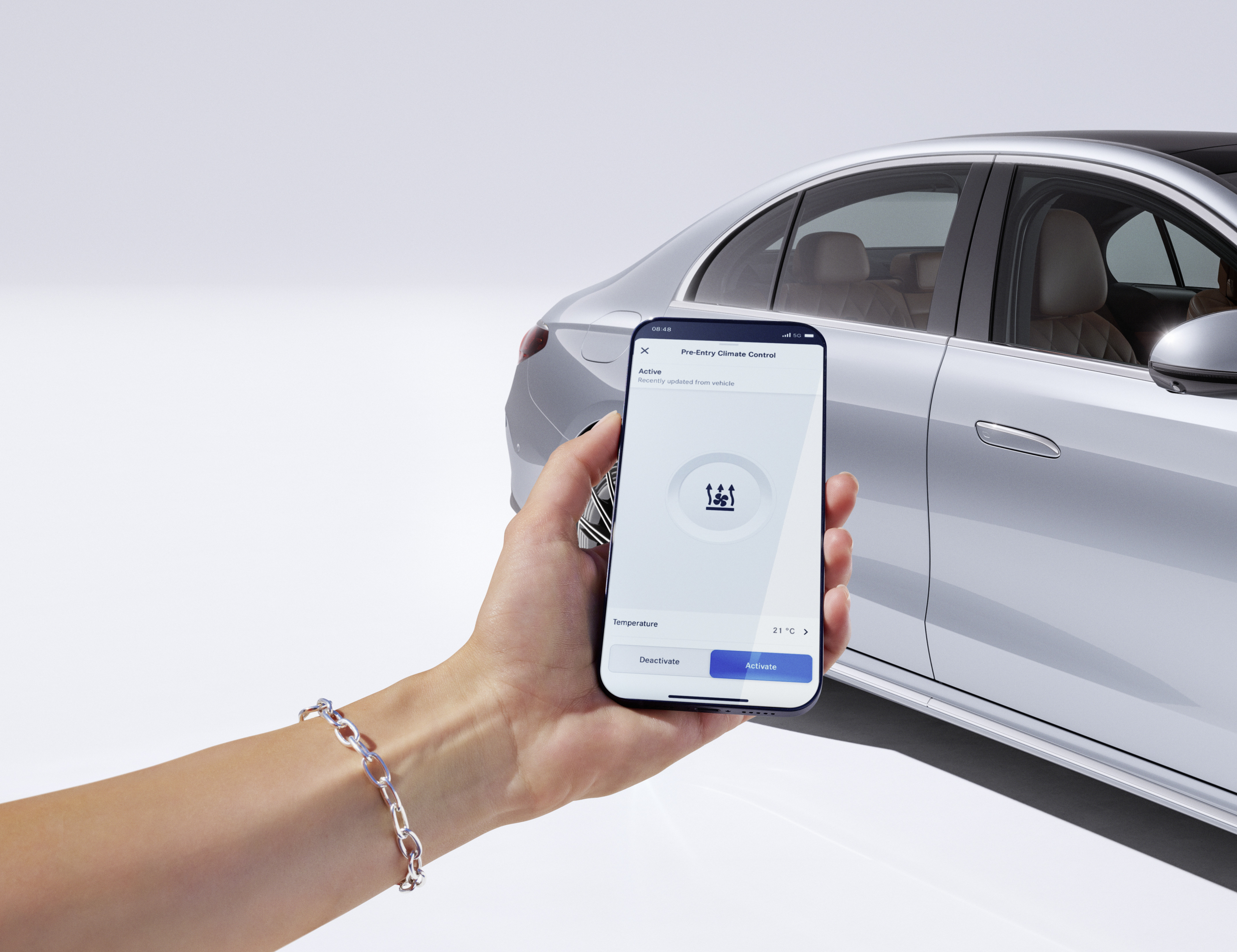 20230420 Eclasssedanw214 Amgline Productstill OW 14 EXT Side Mercedes Benzmeapp Pre Entry Climate Control Plate DE RGB 16 9 Final Conversion1