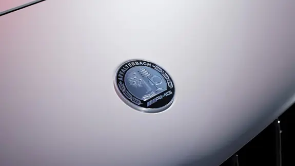 Mercedes-AMG A-Klasse Kompaktlimousine Motorhaube mit AMG Wappen - Merbag Mercedes-AMG A-Klasse Kompaktlimousine Motorhaube mit AMG Wappen - Merbag