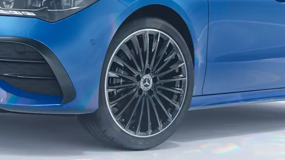 Mercedes-Benz CLA Coupe AMG Leichtmetallrad schwarz - Lackierung Spektralblau metallic Mercedes-Benz CLA Coupe AMG Leichtmetallrad schwarz - Lackierung Spektralblau metallic