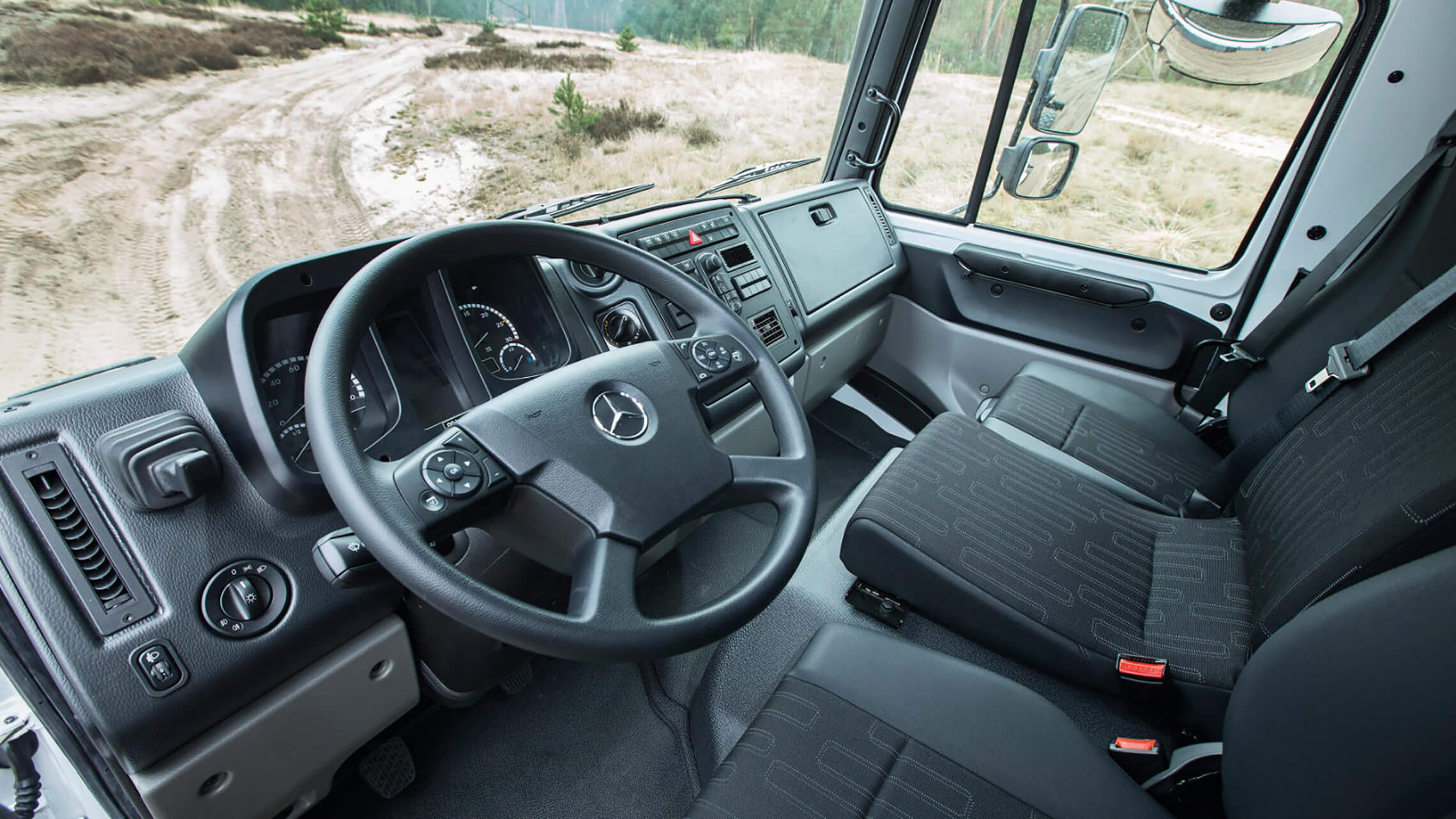 Mercedes Hochgelaendegaengiger Unimog 08