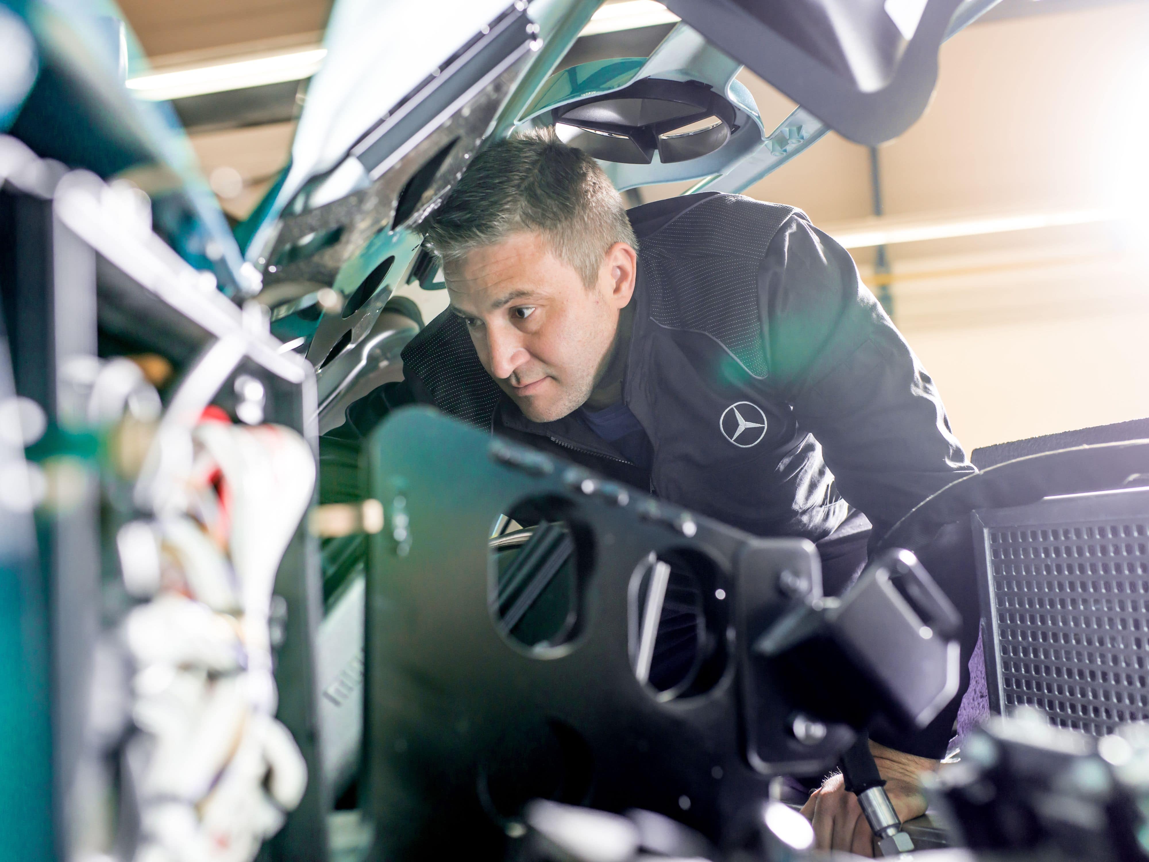 Merbag Mercedes Benz Nutzfahrzeug Center Wiesbaden Schierstein Mechatroniker