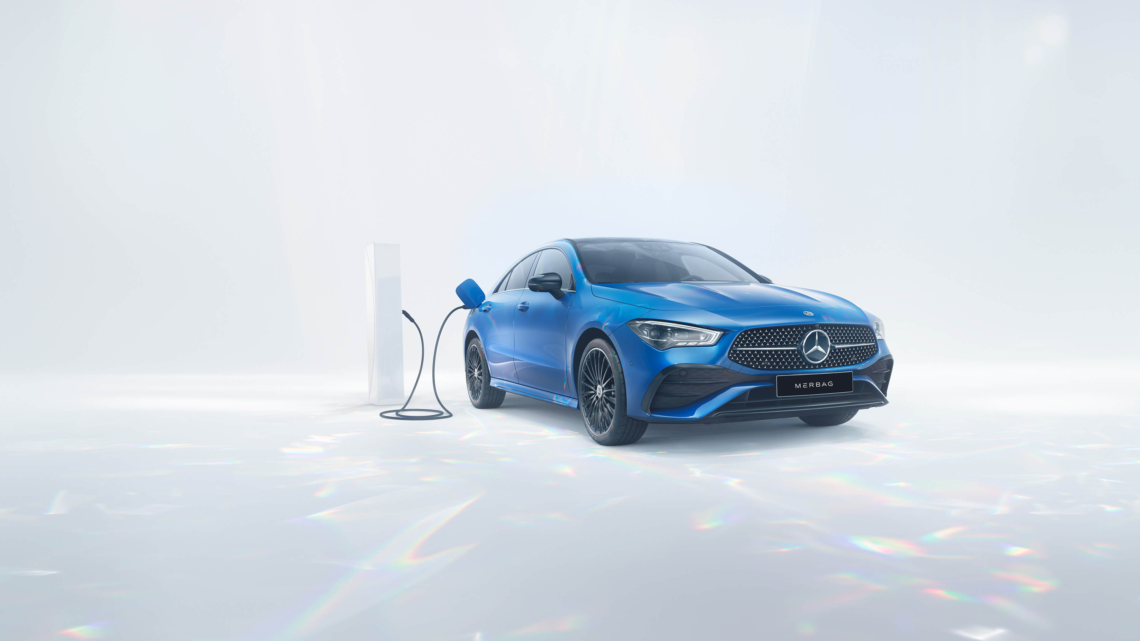 Mercedes-Benz CLA Coupe Plug-in-Hybrid in Spektralblau metallic an der Ladesäule - Merbag