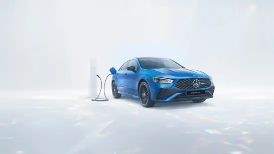 Mercedes-Benz CLA Coupe Plug-in-Hybrid in Spektralblau metallic an der Ladesäule - Merbag Mercedes-Benz CLA Coupe Plug-in-Hybrid in Spektralblau metallic an der Ladesäule - Merbag