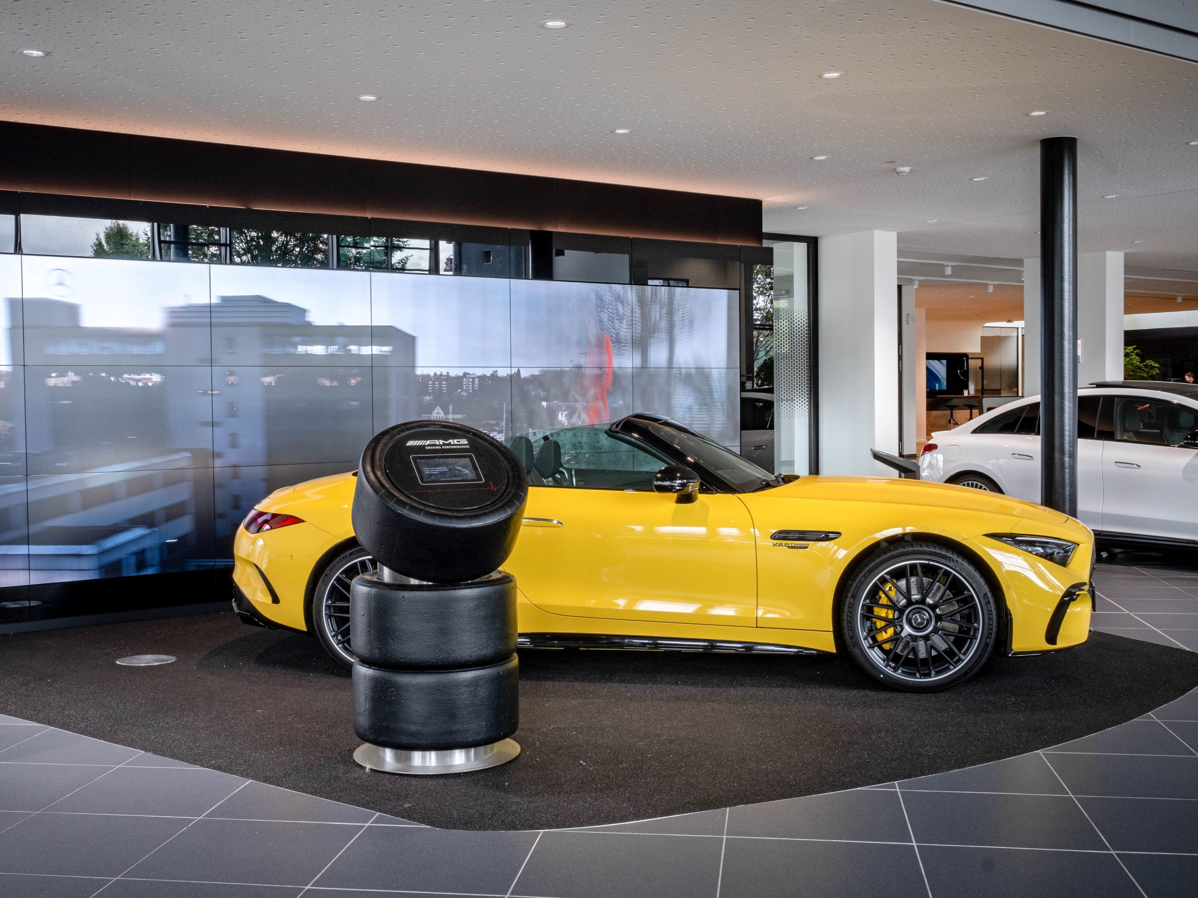 Merbag Wiesbaden Showroom Highlightfläche Mit Mercedes AMG SL