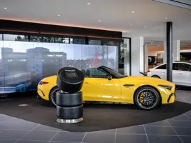 Merbag Wiesbaden Showroom Highlightfläche Mit Mercedes AMG SL Merbag Wiesbaden Showroom Highlightfläche Mit Mercedes AMG SL