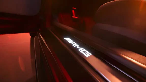 Mercedes AMG CLE 53 4MATIC+ Cabriolet AMG-Schriftzug weiss beleuchtet und mit Wechselcovern - Merbag Mercedes AMG CLE 53 4MATIC+ Cabriolet AMG-Schriftzug weiss beleuchtet und mit Wechselcovern - Merbag