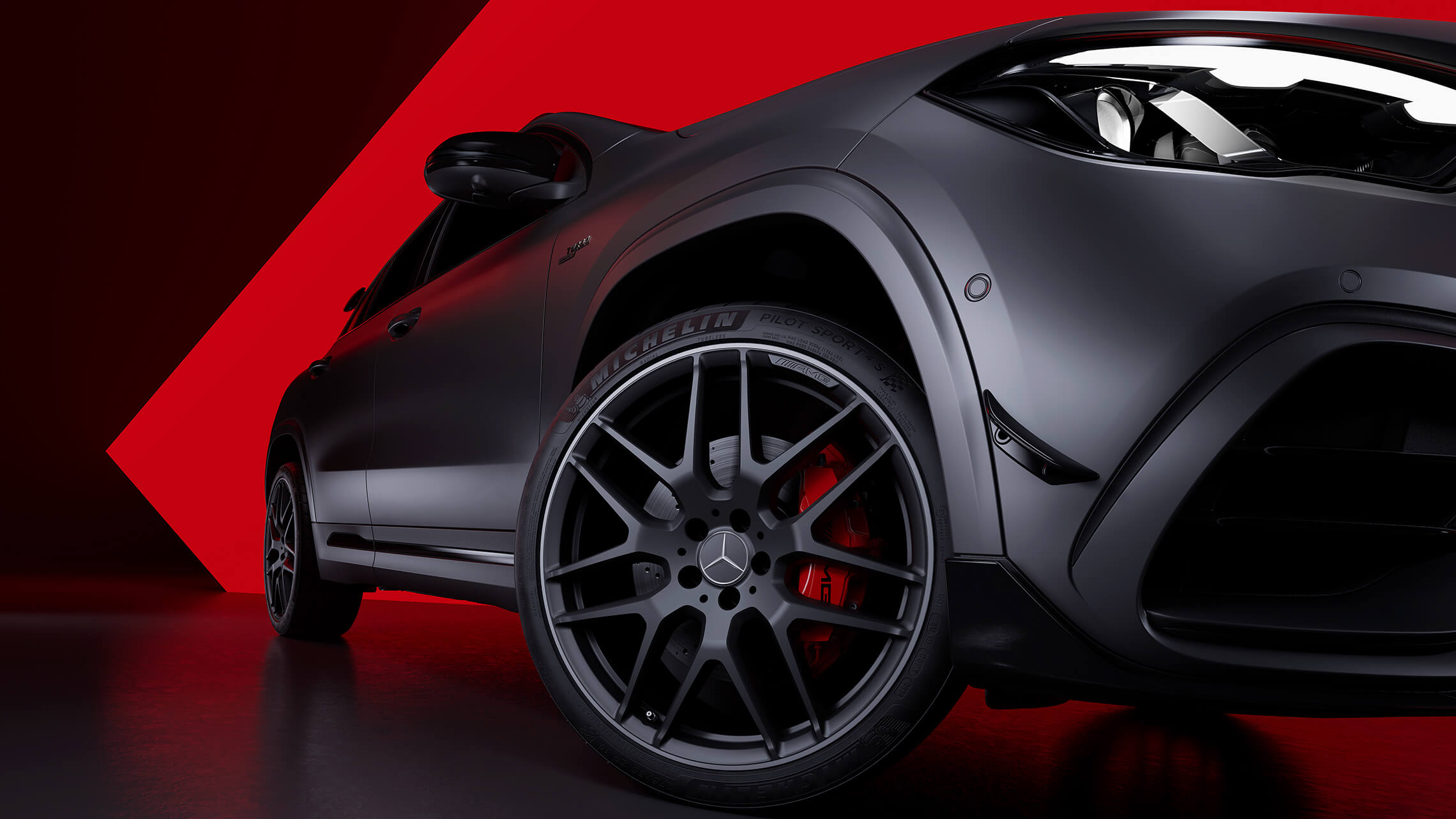 Mercedes-AMG GLA 45 S 4MATIC rote Bremssättel mit AMG Leichtmetallräder im 10-Speichen-Design mattschwarz - Merbag