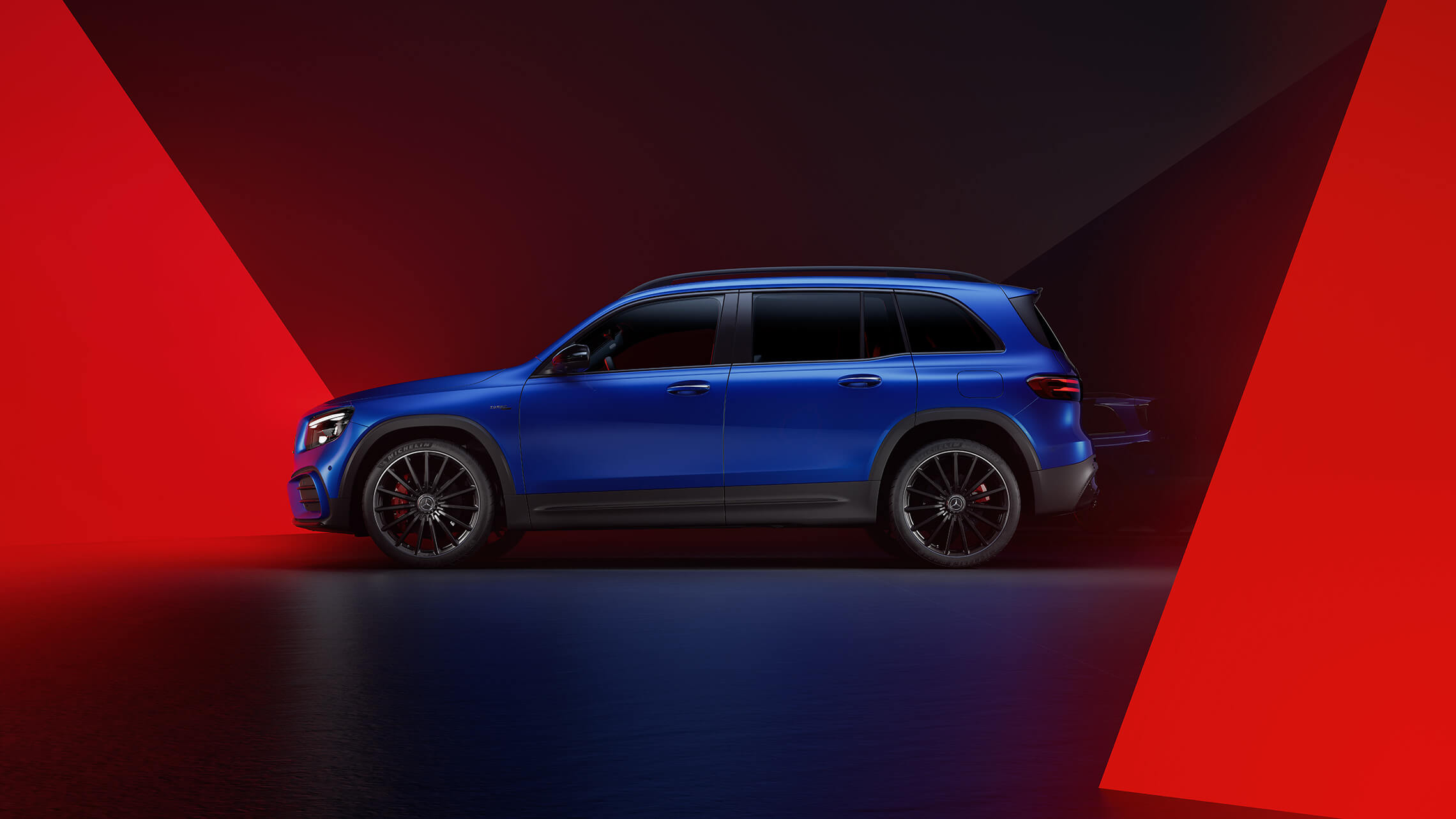Mercedes-AMG GLB 35 4MATIC Spektralblau metallic mit Nightpaket in der Seitenansicht - Merbag