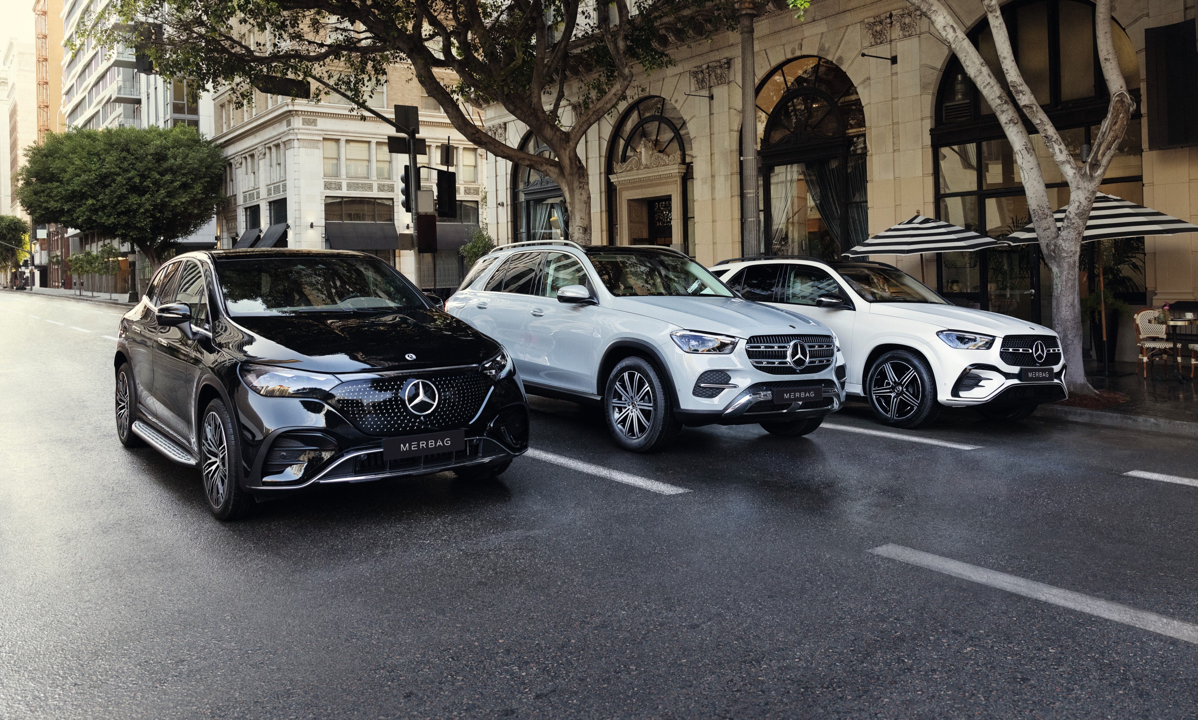 Für Jeden Der Richtige Antrieb Von Mercedes Benz Bei Merbag. Das Bild zeigt den vollelektischen EQE und den GLE als Plug-In-Hybrid sowie mit Verbrennungsmotor.