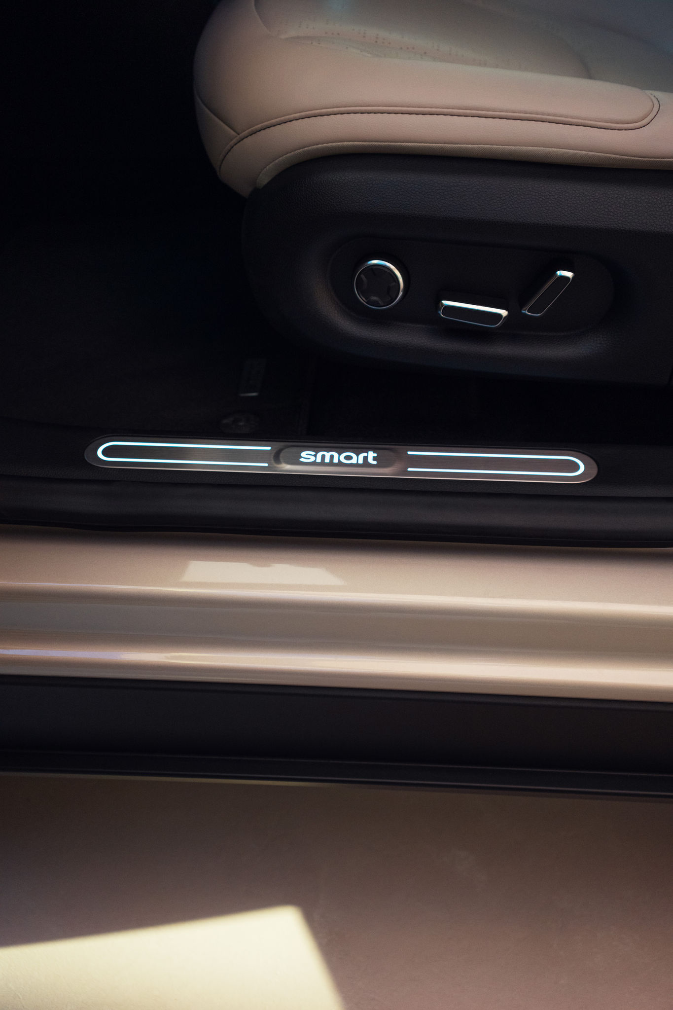 HX11 Premium Solar Silver Metallic Still 8K Portrait Market Entry Advanced Design Car Detail Seat 0004 2048X2048