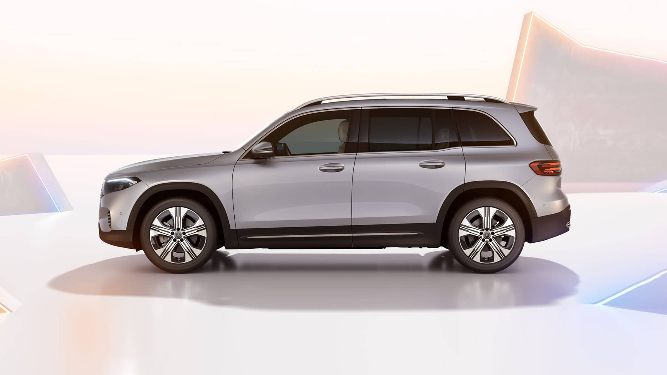 Mercedes-Benz EQB Progressive Line in Hightechsilber metallic in der Seitenansicht bei Merbag