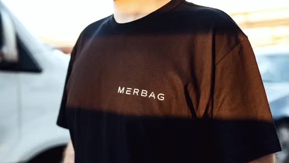 Keyvisual Merbag Immobilien Schlieren Shirt 3840X2160 Keyvisual Merbag Immobilien Schlieren Shirt 3840X2160