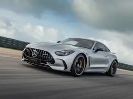 Mercedes-AMG GT in Hightechsilber mit Nightpaket auf Rennstrecke Mercedes-AMG GT in Hightechsilber mit Nightpaket auf Rennstrecke