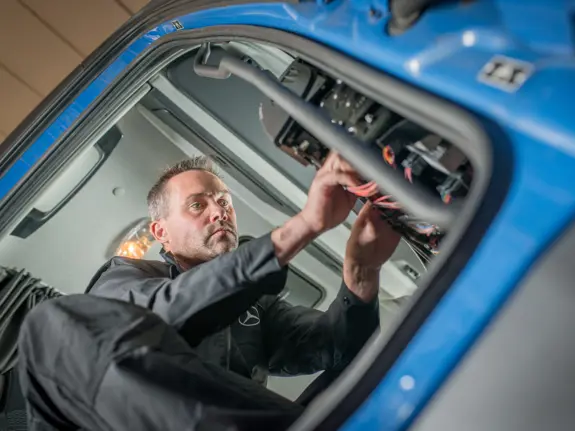 Merbag Mercedes Benz Nutzfahrzeug Center Wiesbaden Schierstein Mechatroniker Elektrik Merbag Mercedes Benz Nutzfahrzeug Center Wiesbaden Schierstein Mechatroniker Elektrik