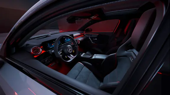 A-Klasse A45 AMG Interieur Sicht von Fahrertür in den Innenraum Integralsportsitze A-Klasse A45 AMG Interieur Sicht von Fahrertür in den Innenraum Integralsportsitze