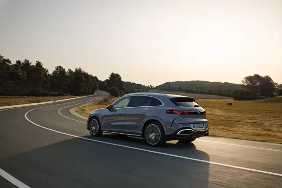 Der Neue Vollelektrische GLC In Der Seitlichen Heck Ansicht. Ab 2026 Bei Merbag. Der Neue Vollelektrische GLC In Der Seitlichen Heck Ansicht. Ab 2026 Bei Merbag.