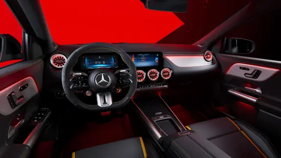 Mercedes-AMG GLA 45 S - Interieur mit AMG Lenkrad - Merbag Mercedes-AMG GLA 45 S - Interieur mit AMG Lenkrad - Merbag